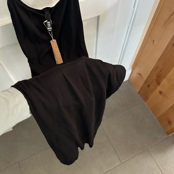 Elegant Black Maxi Dress - Picture 2 of 2